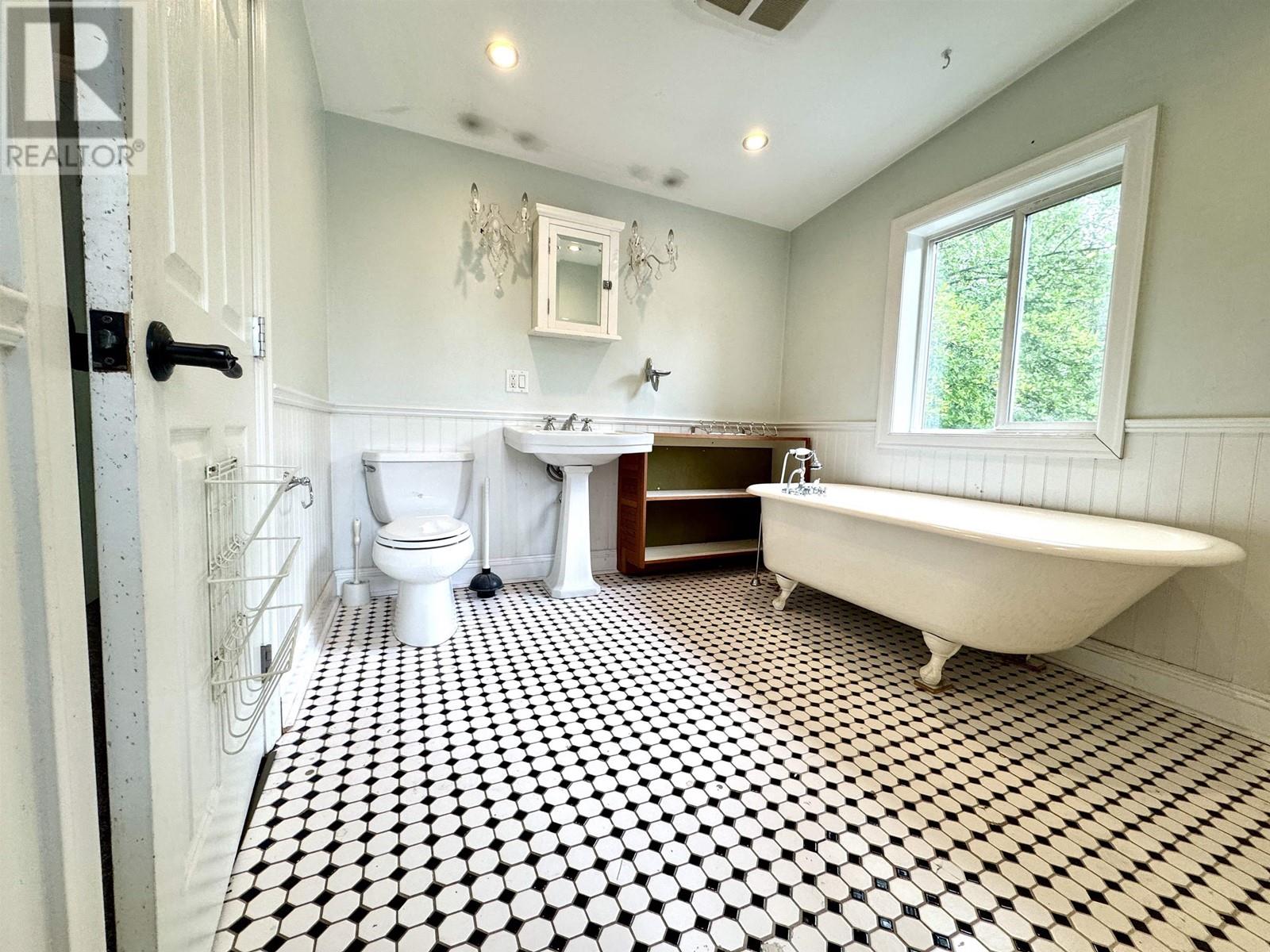 2470 SUNSHINE COAST HIGHWAY, Roberts Creek