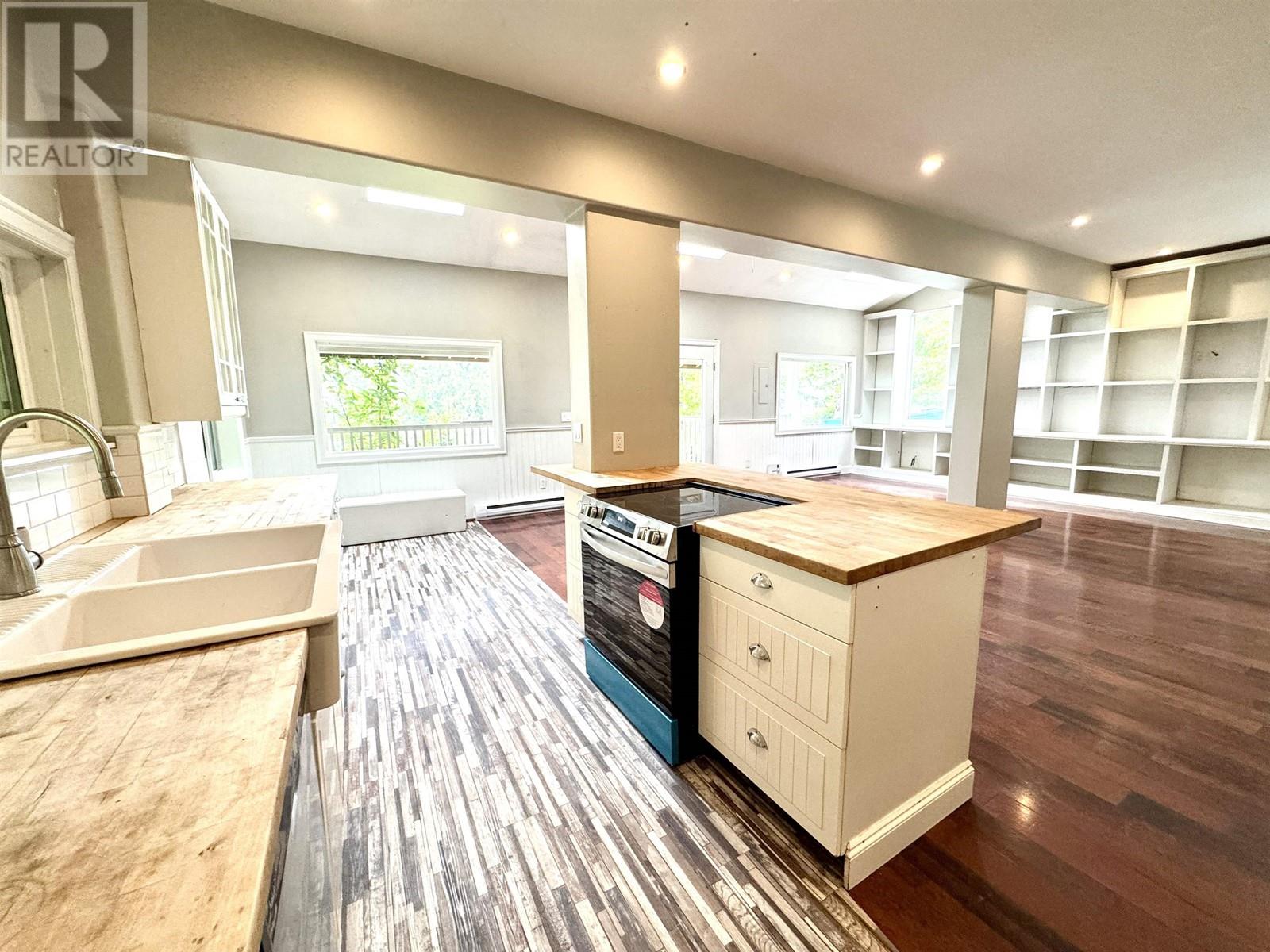 2470 SUNSHINE COAST HIGHWAY, Roberts Creek
