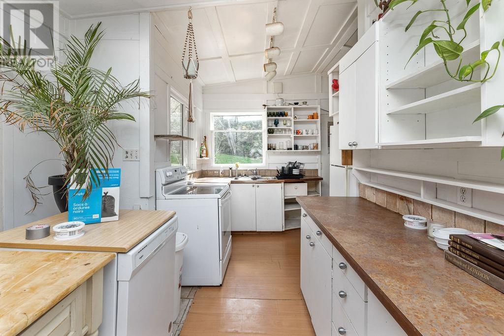 2470 SUNSHINE COAST HIGHWAY, Roberts Creek