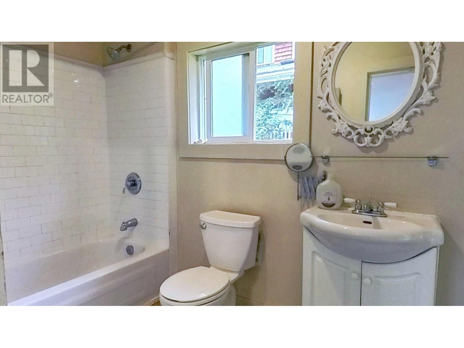2470 SUNSHINE COAST HIGHWAY, Roberts Creek