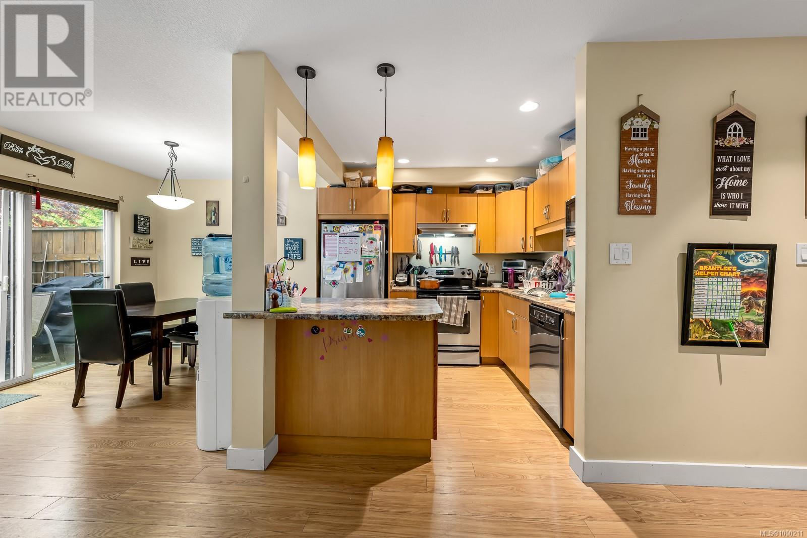 18 3400 Coniston Cres, Cumberland