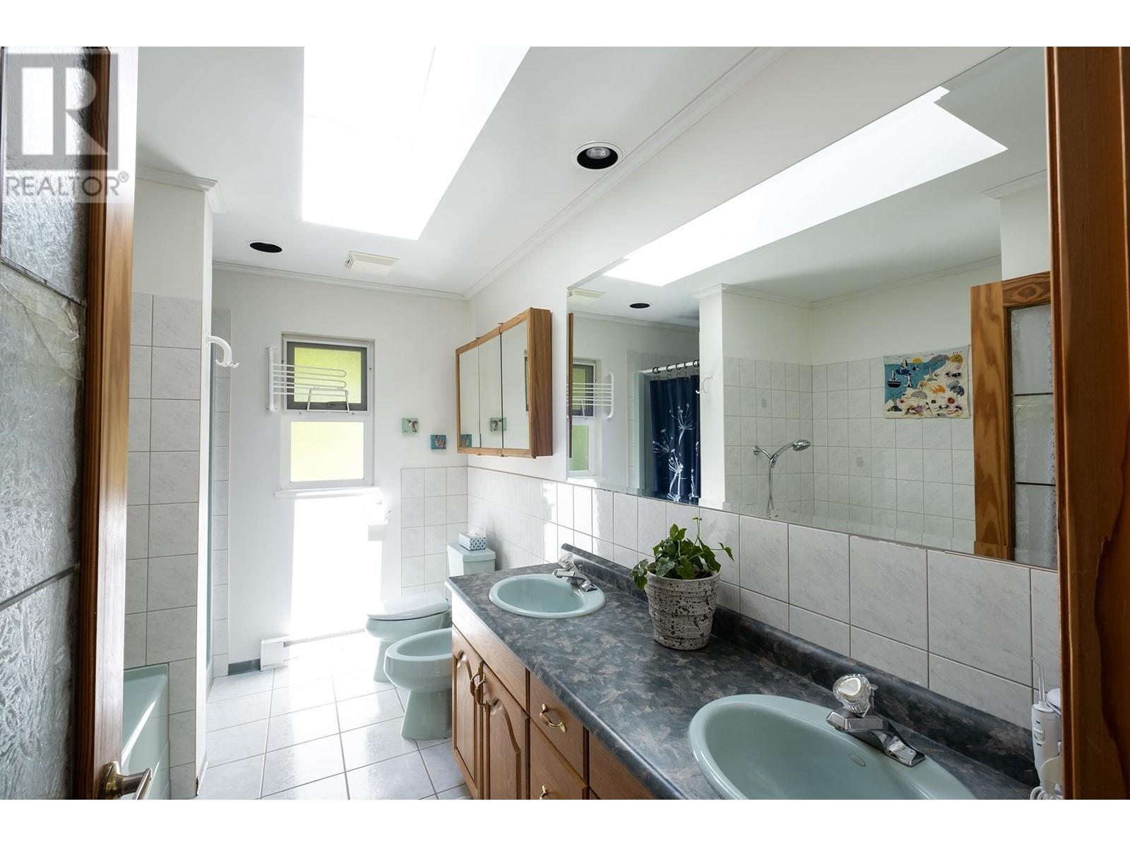 2556 LOWER ROAD, Roberts Creek