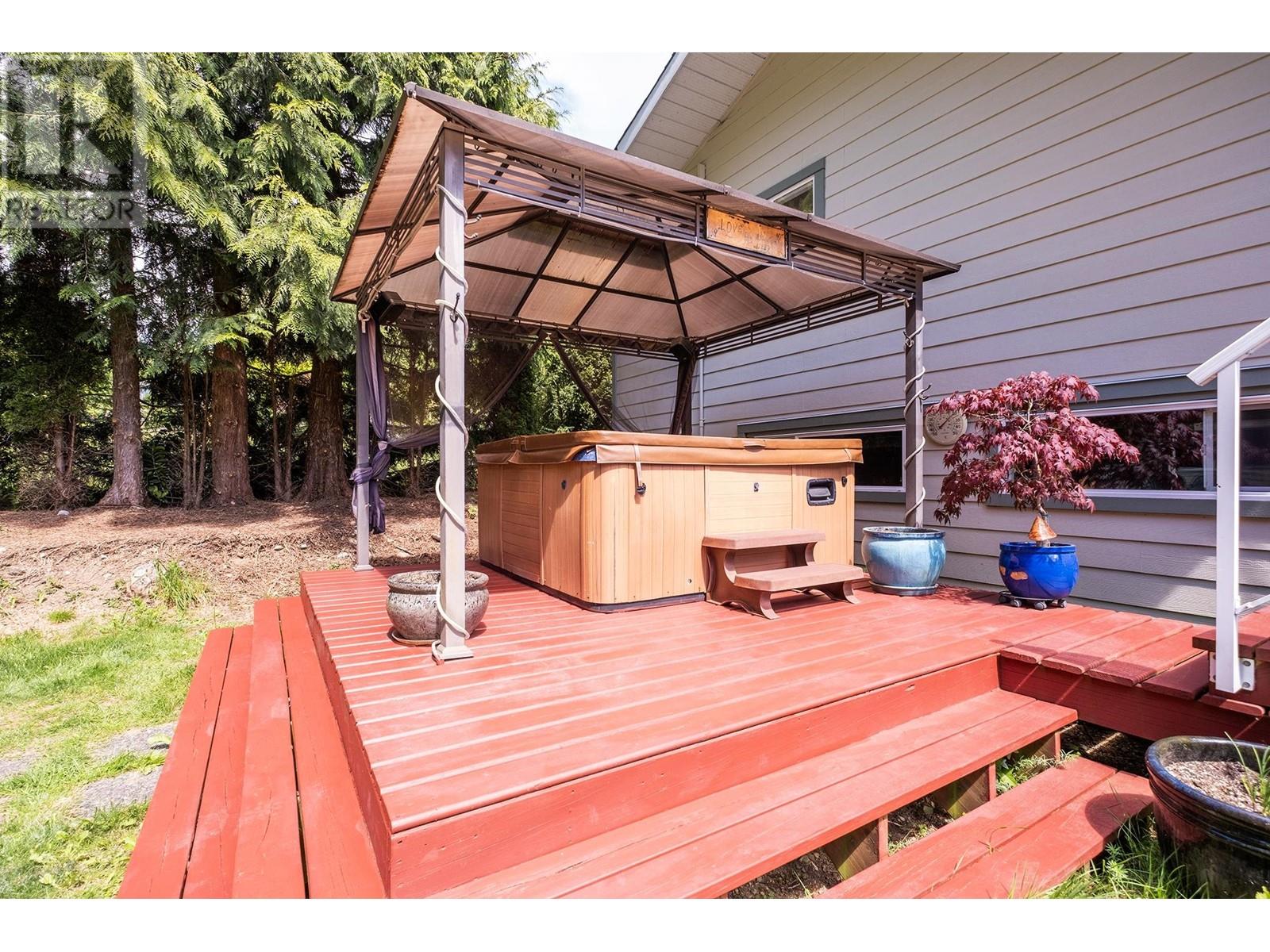2556 LOWER ROAD, Roberts Creek