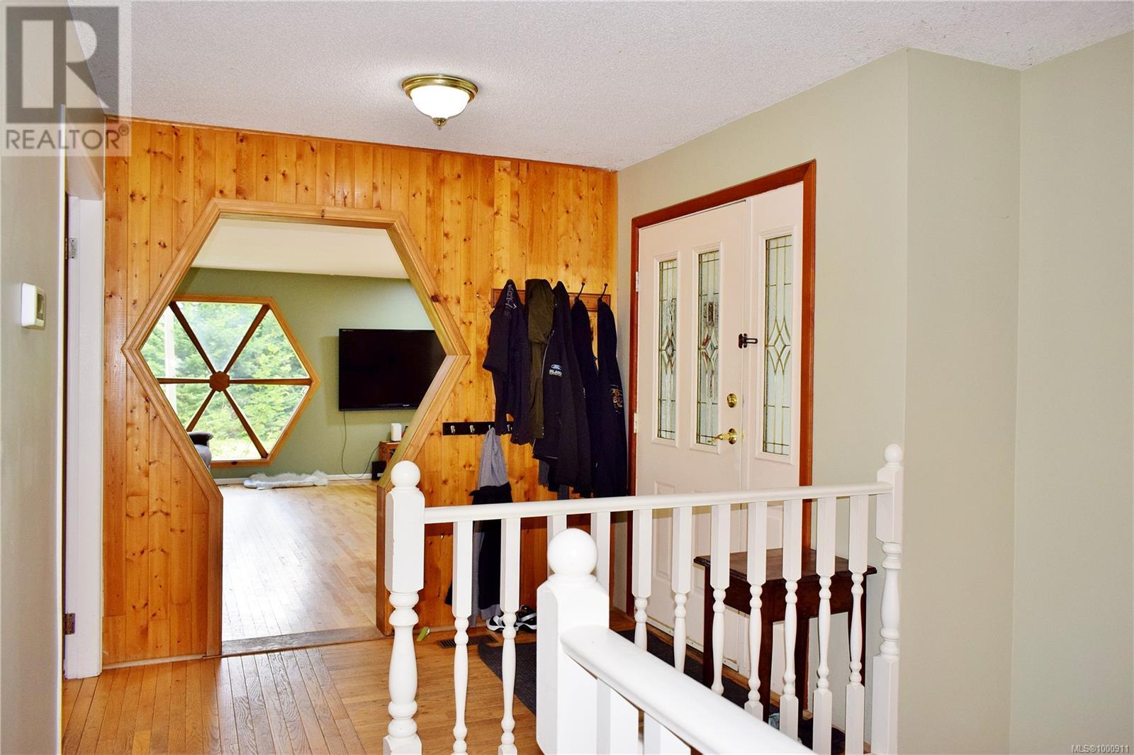 5982 Mayo Rd, Lake Cowichan