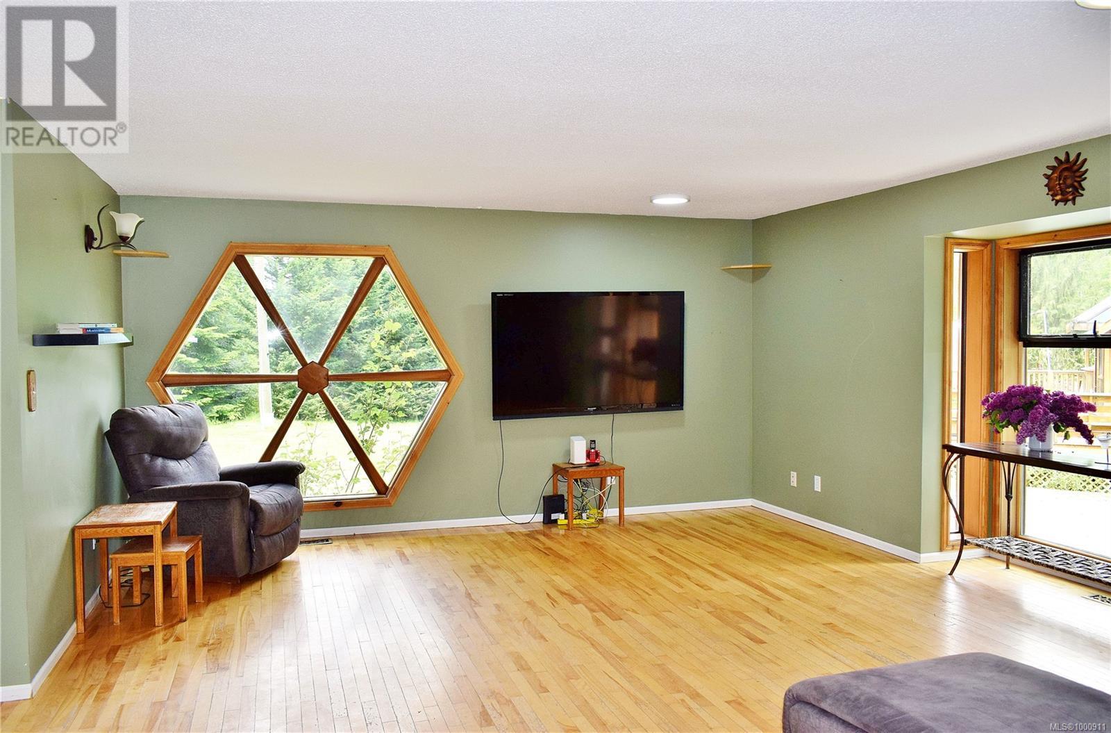 5982 Mayo Rd, Lake Cowichan