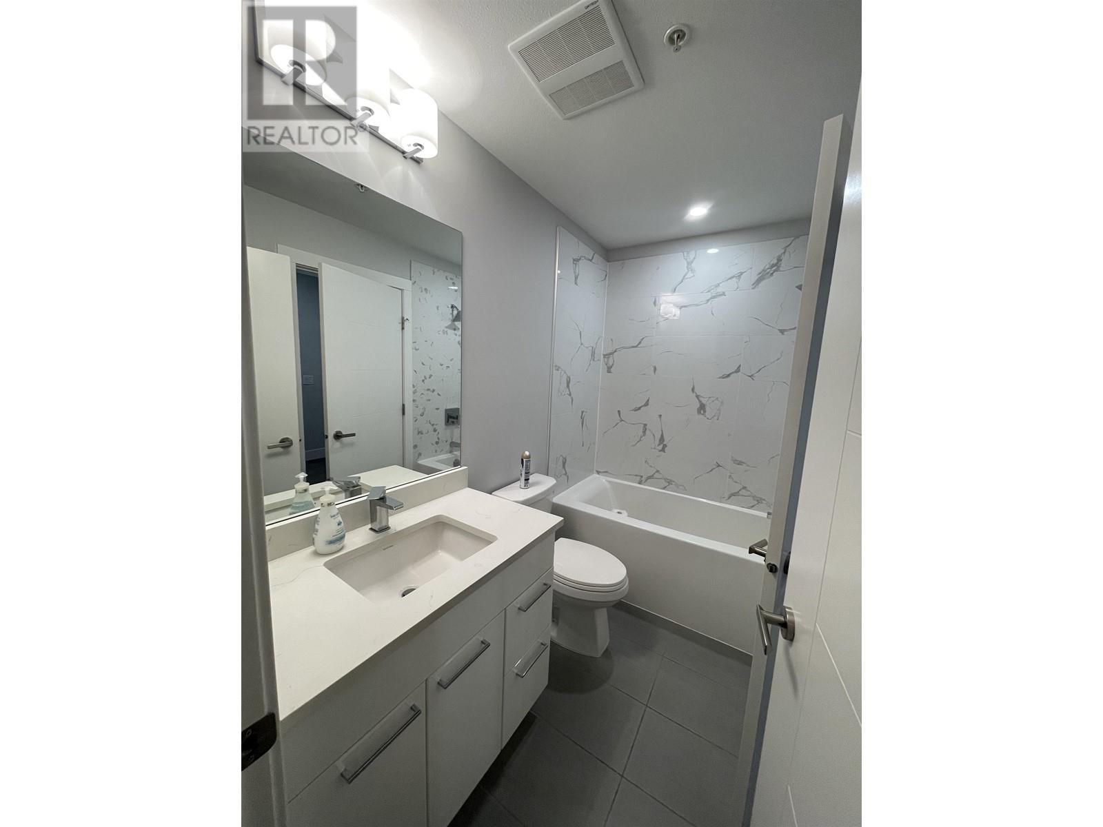 Photo 3 of 409 22315 122 Avenue, Maple Ridge BC