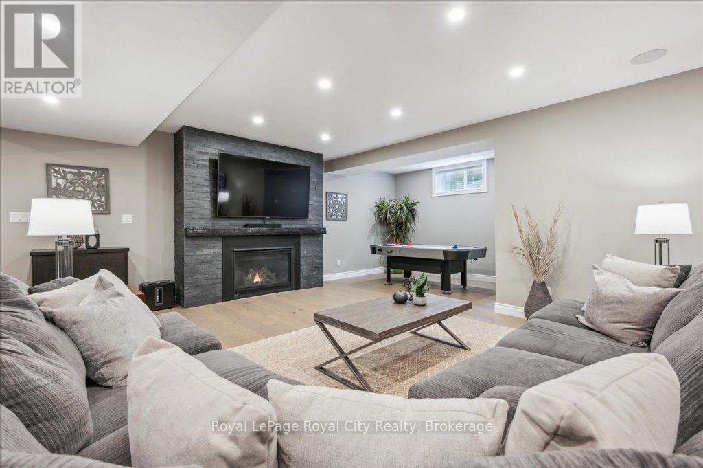 Photo 3 of 51 Ariss Glen Drive, Guelph Eramosa ON
