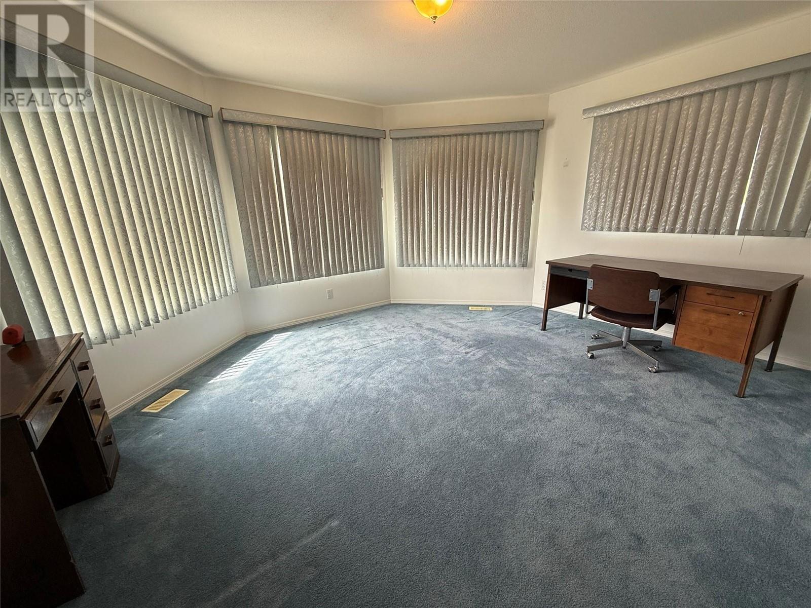 7760 Columbia Drive, Grand Forks