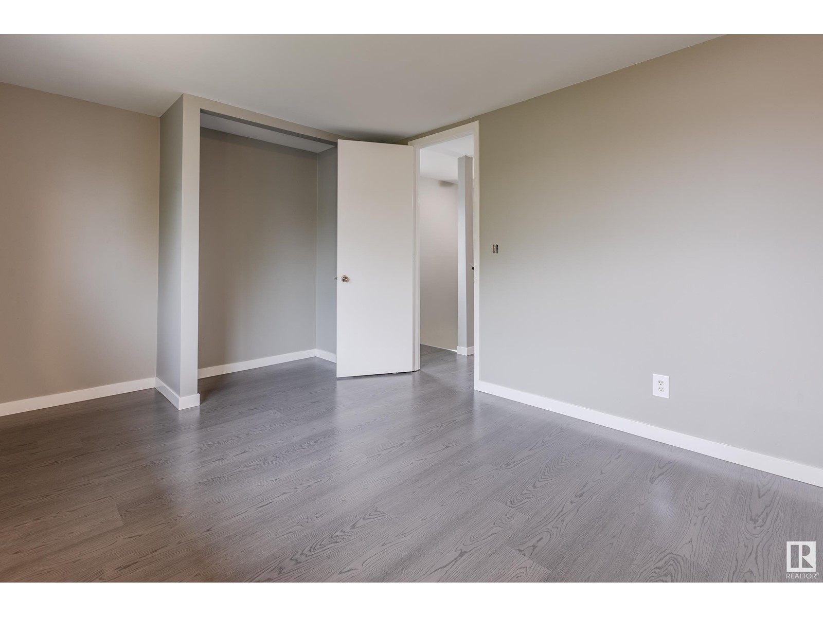 Photo 8 of 9808 107 St, Morinville AB