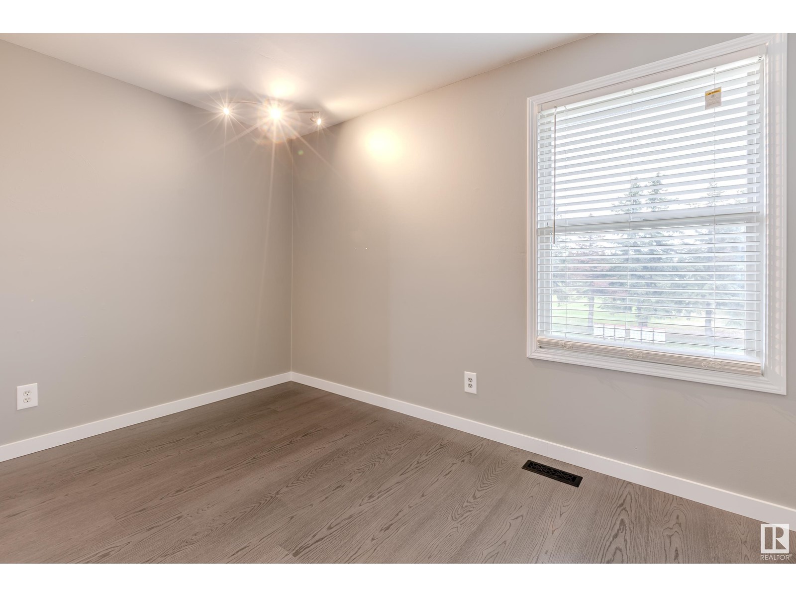 Photo 19 of 9808 107 St, Morinville AB