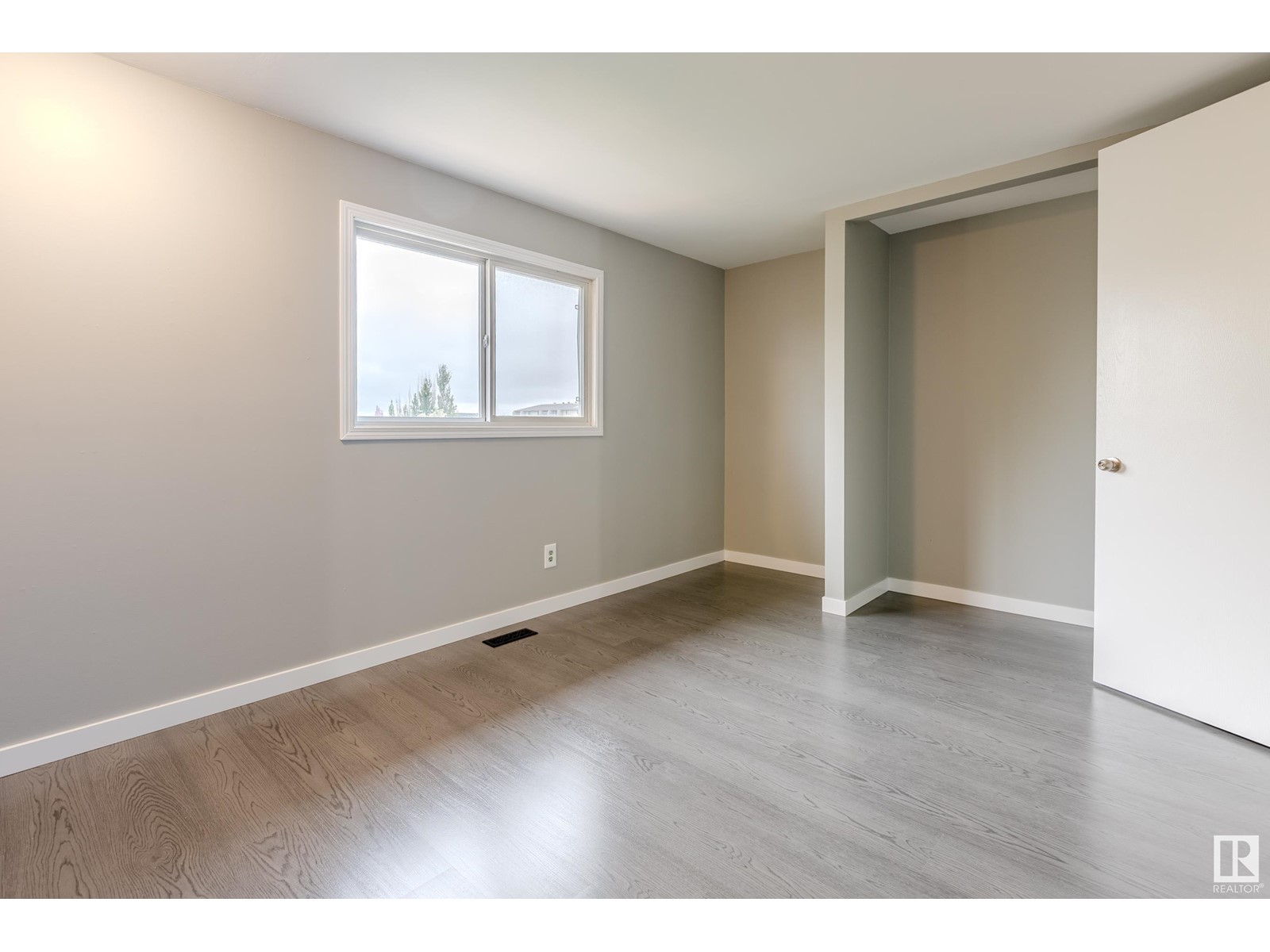 Photo 14 of 9808 107 St, Morinville AB