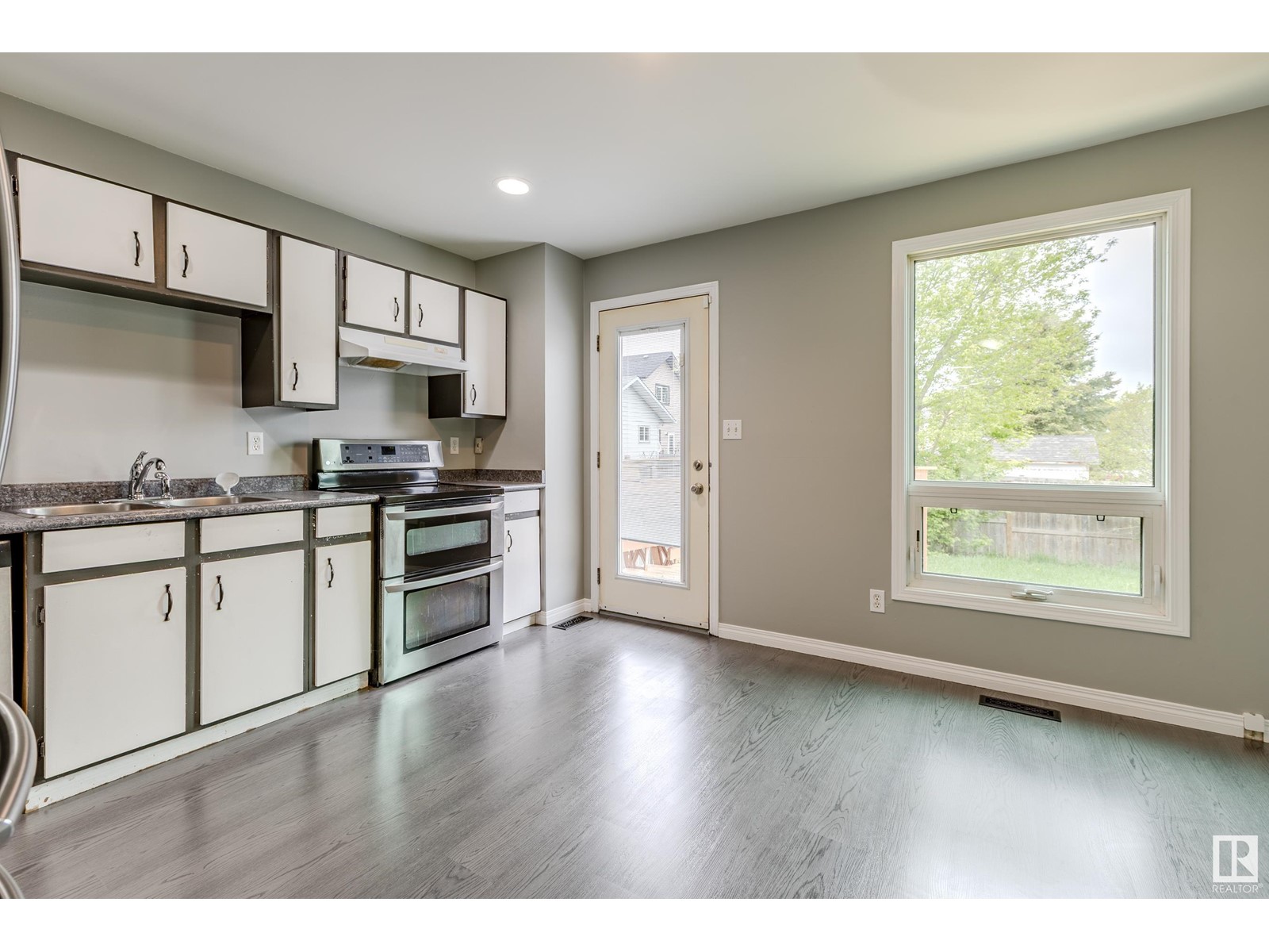 Photo 30 of 9808 107 St, Morinville AB