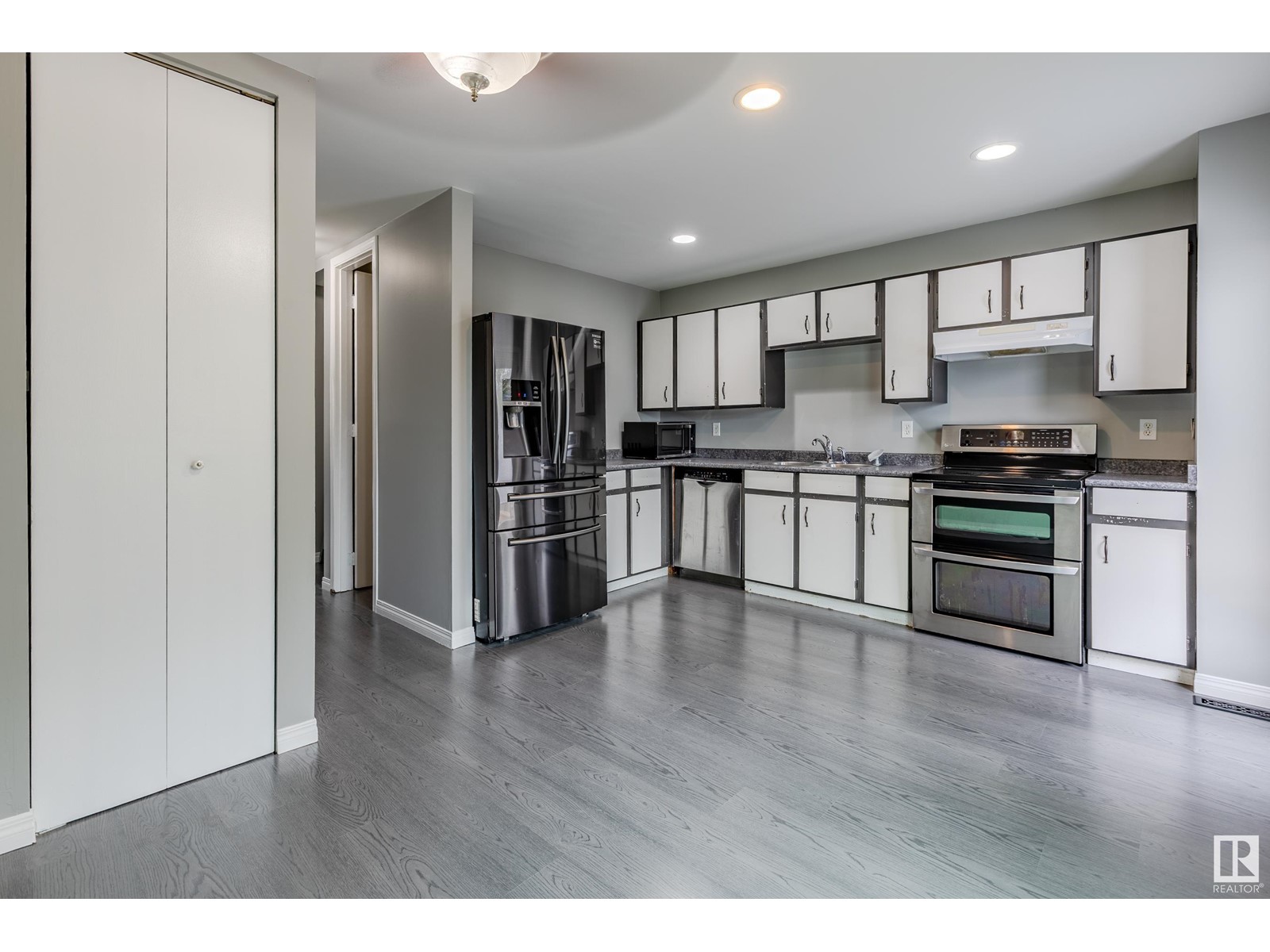Photo 6 of 9808 107 St, Morinville AB