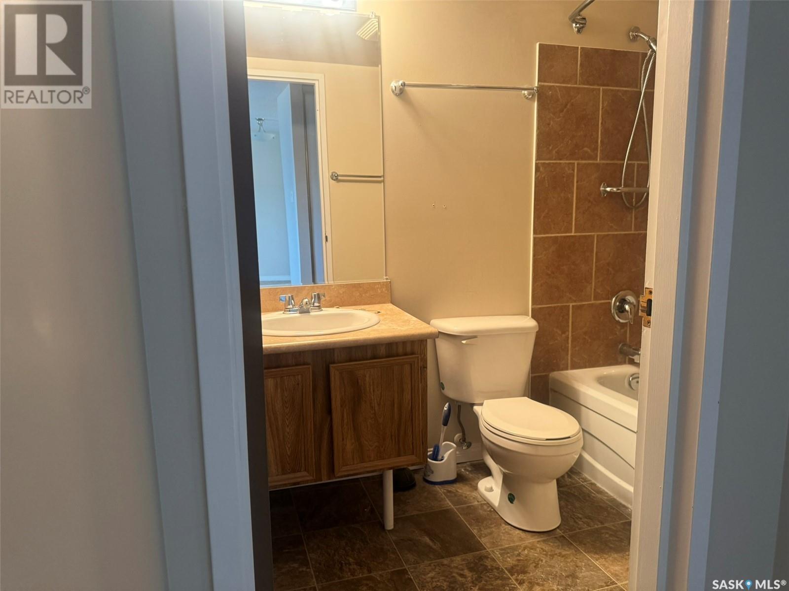 Photo 10 of 207 1808 Eaglesham Avenue, Weyburn SK