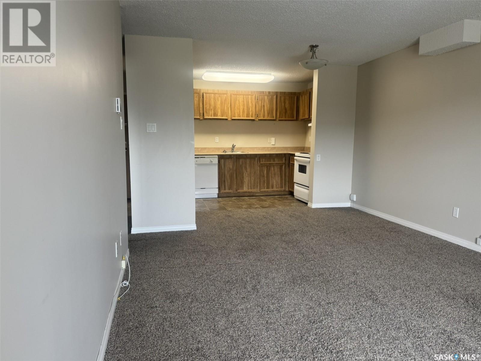 Photo 4 of 207 1808 Eaglesham Avenue, Weyburn SK