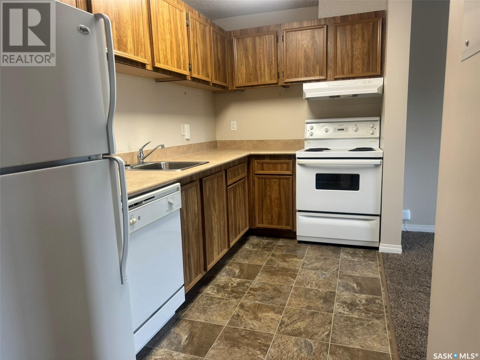 Photo 6 of 207 1808 Eaglesham Avenue, Weyburn SK