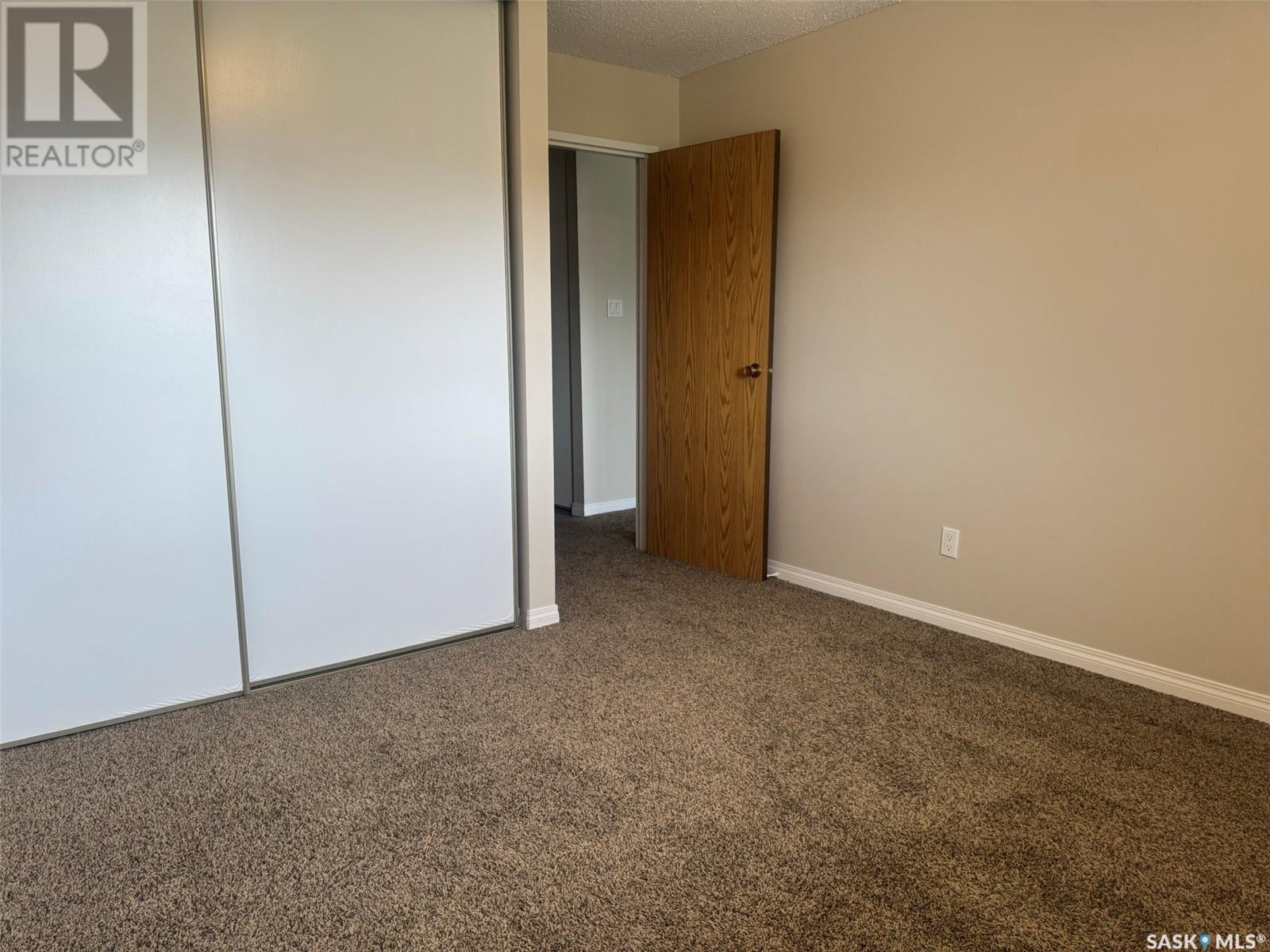 Photo 9 of 207 1808 Eaglesham Avenue, Weyburn SK