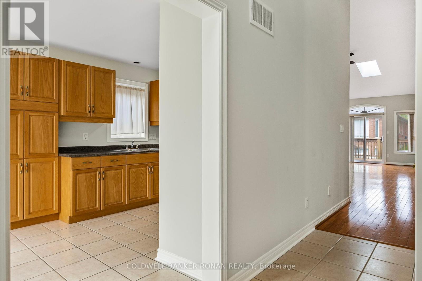 Photo 1 of 9 8 Malibu Manor W, New Tecumseth ON