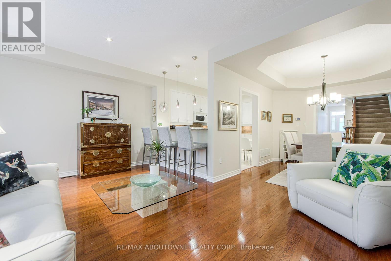 Photo 10 of 21 300 Ravineview Way, Oakville ON
