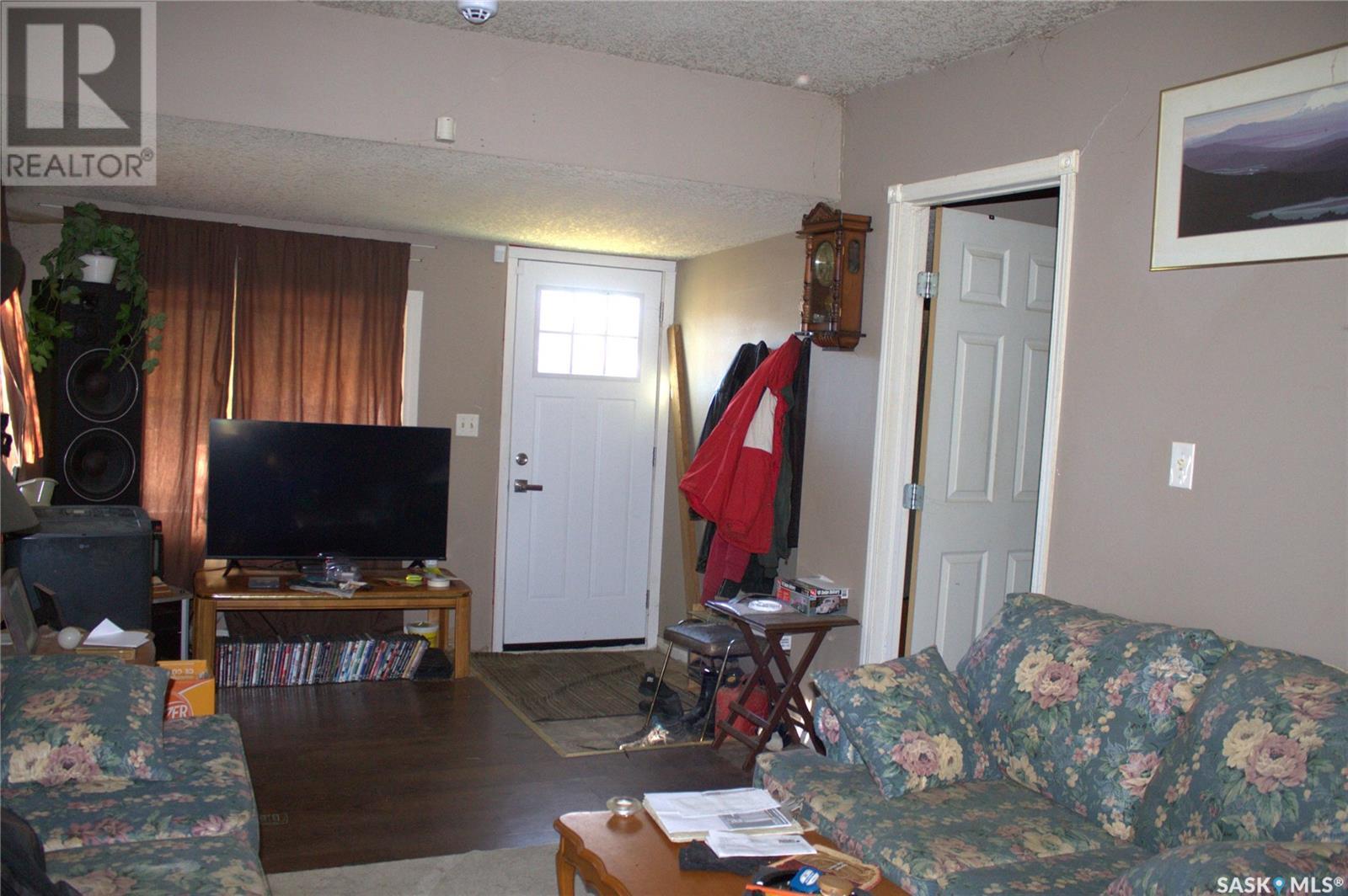 Photo 8 of 905 Robinson Street, Regina SK