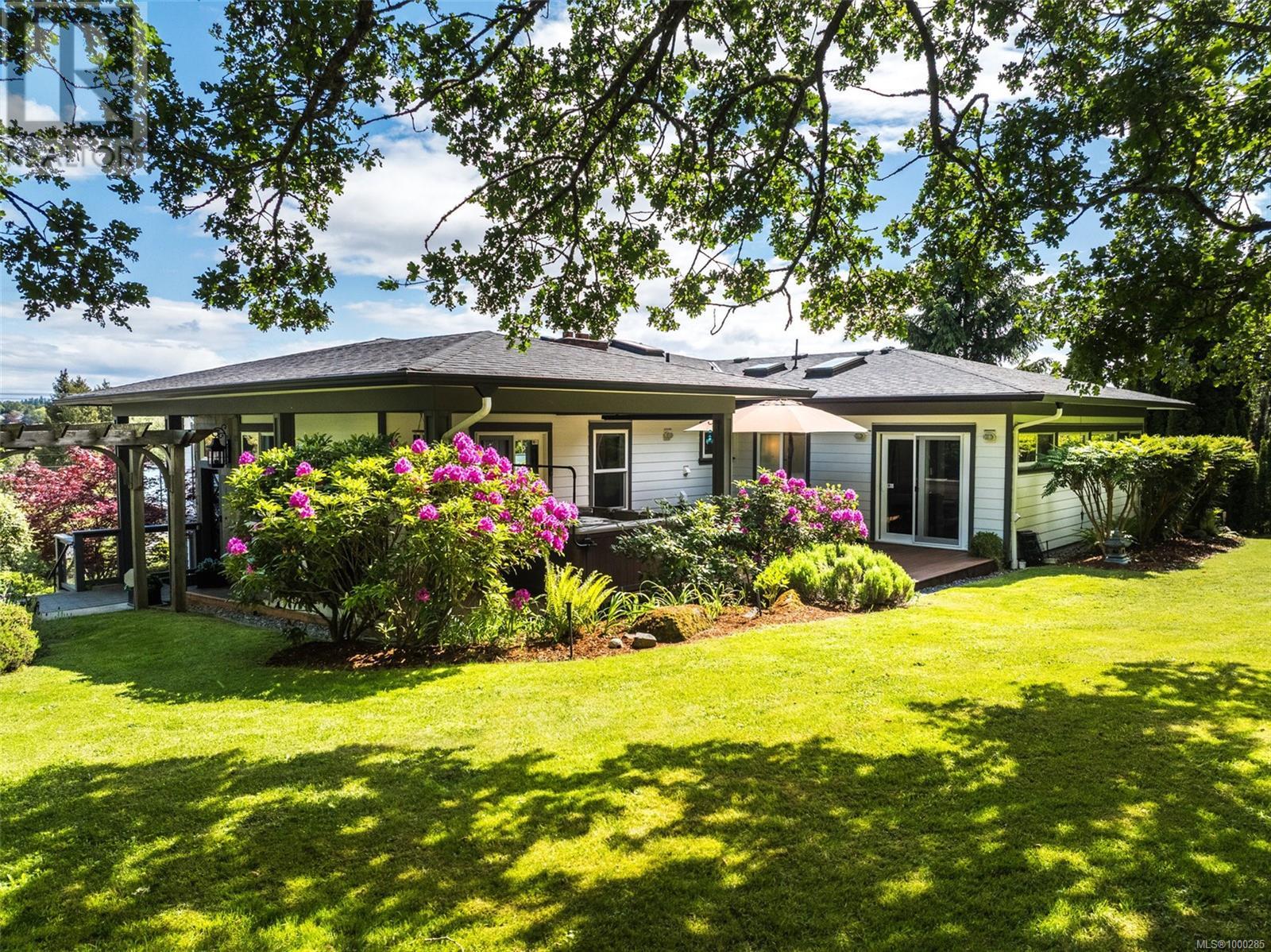 834 Royal Oak Ave, Saanich