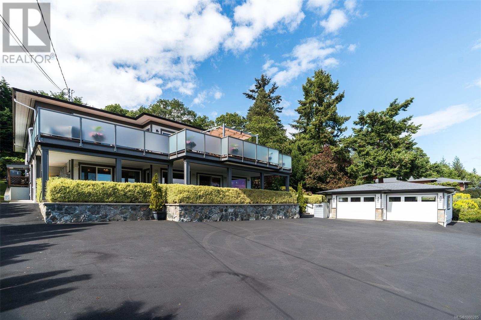 834 Royal Oak Ave, Saanich