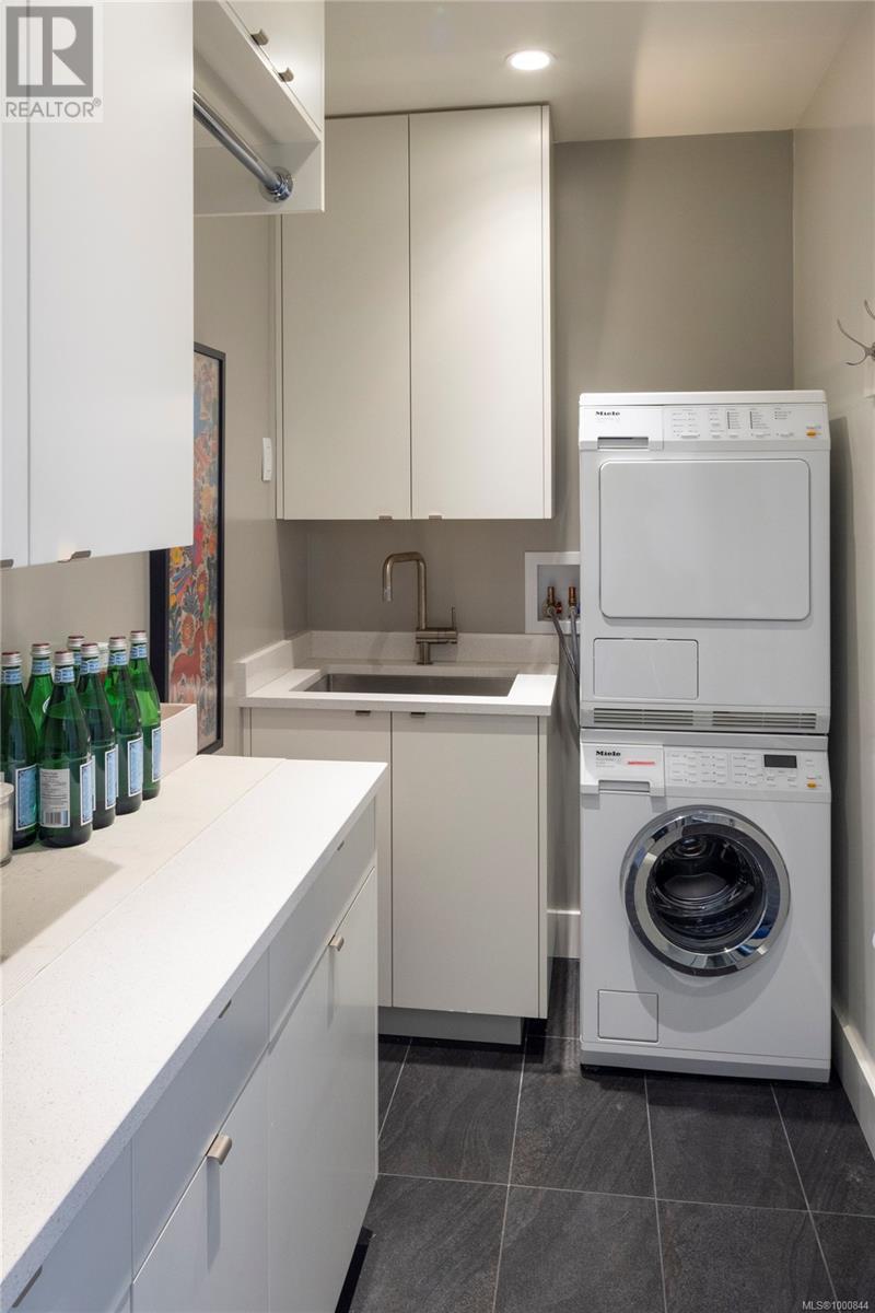 Single Family House for Sale in   Belmont Ave Victoria 