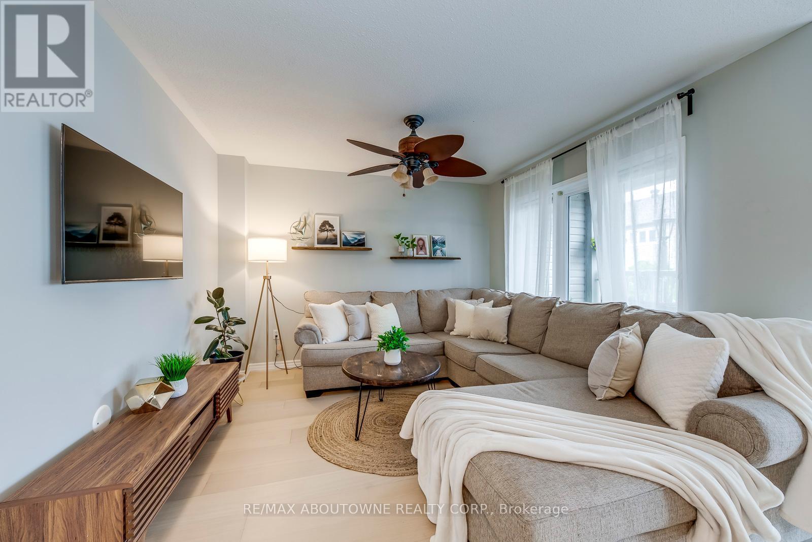 Photo 9 of 58 5090 Fairview Street, Burlington ON