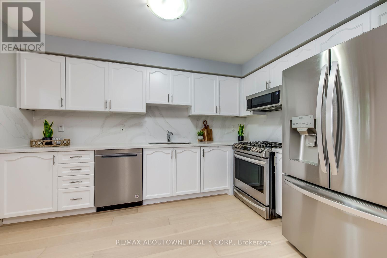 Photo 32 of 58 5090 Fairview Street, Burlington ON