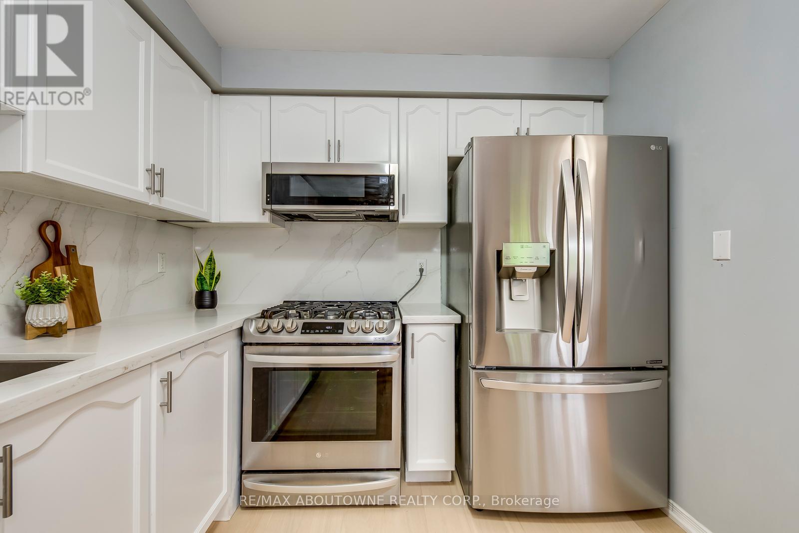 Photo 21 of 58 5090 Fairview Street, Burlington ON