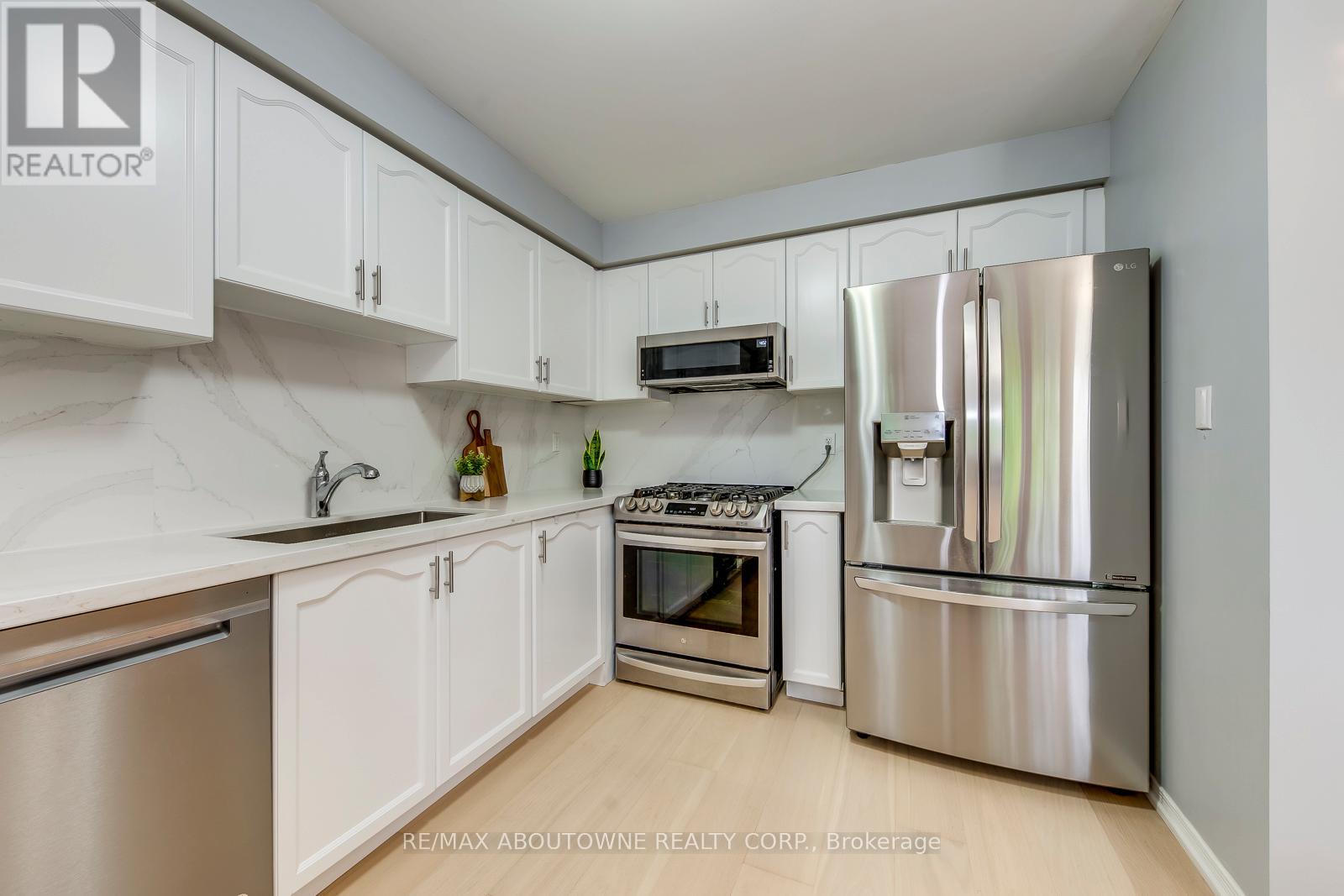 Photo 23 of 58 5090 Fairview Street, Burlington ON