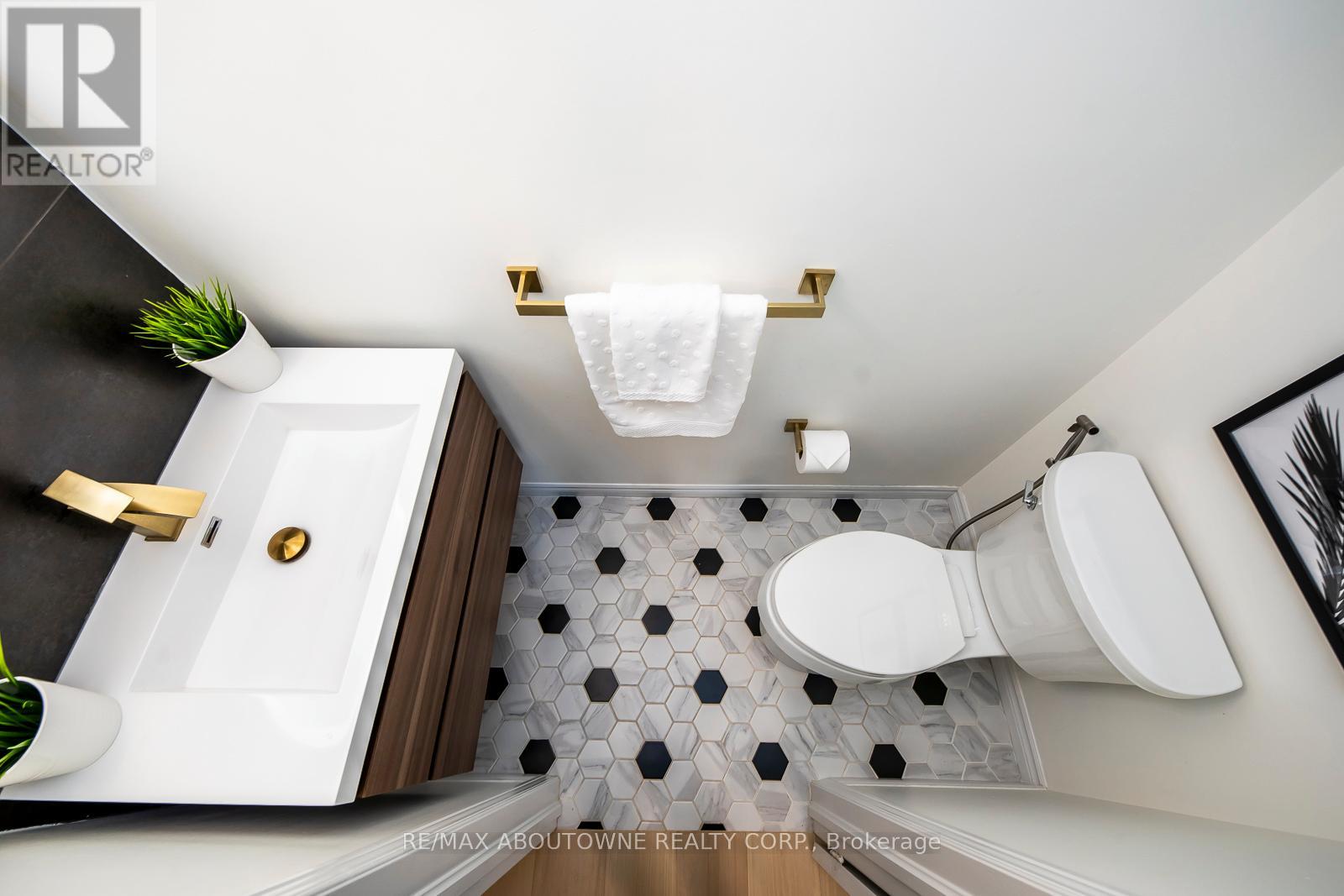 Photo 29 of 58 5090 Fairview Street, Burlington ON