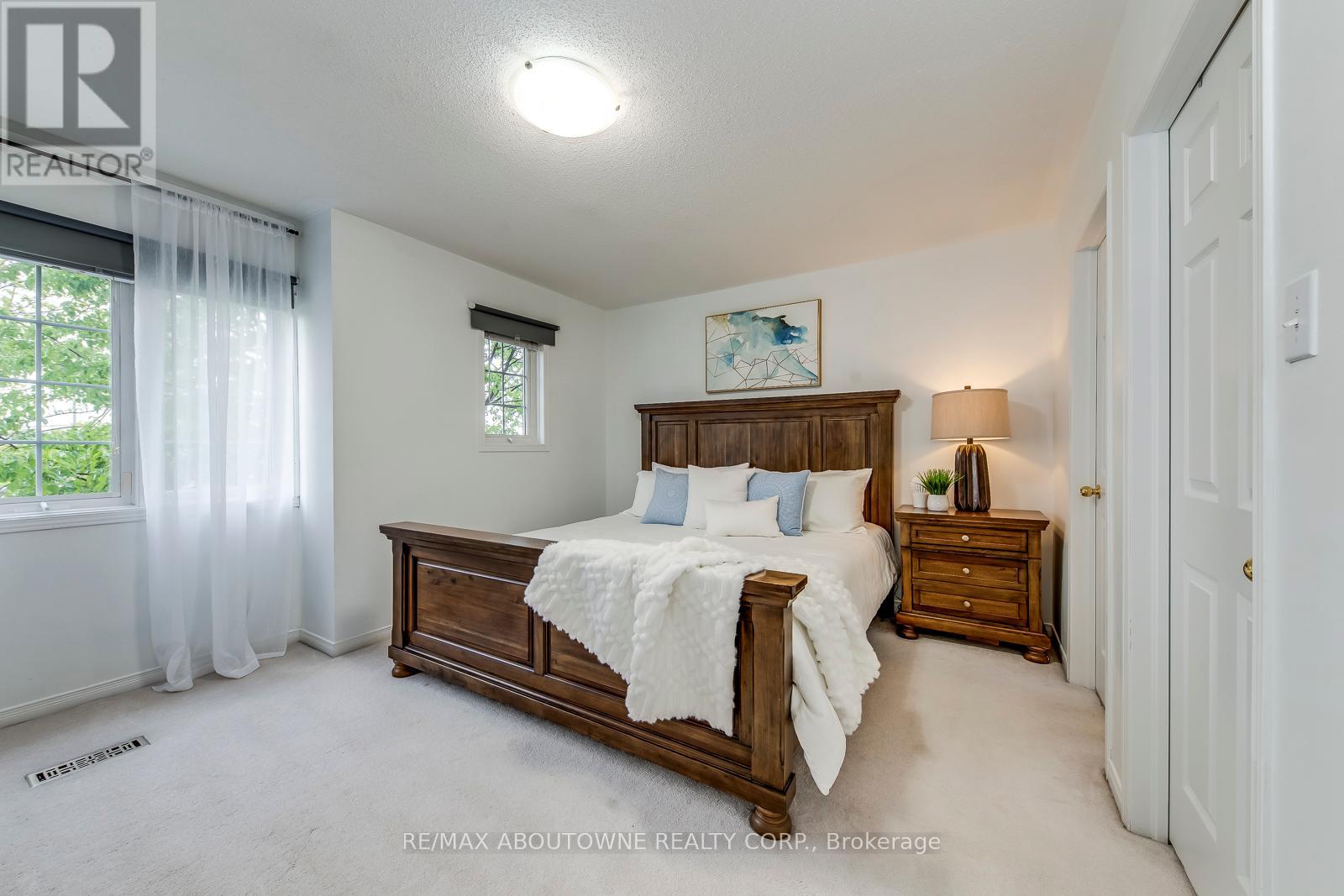 Photo 12 of 58 5090 Fairview Street, Burlington ON