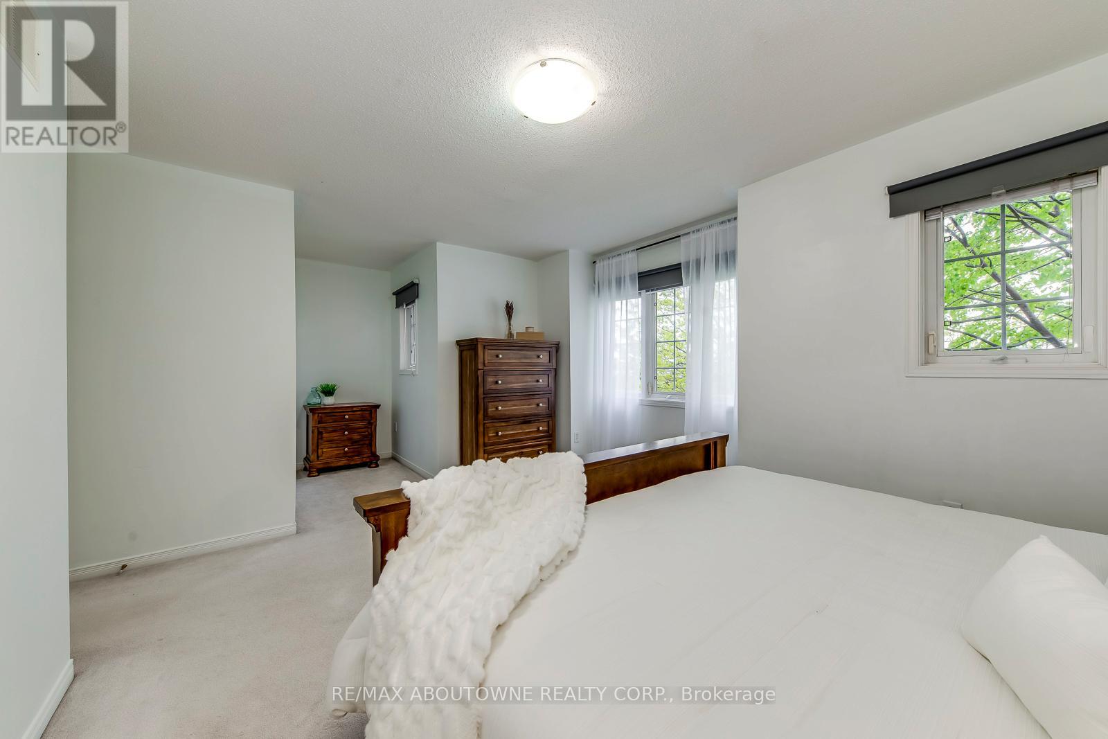 Photo 14 of 58 5090 Fairview Street, Burlington ON
