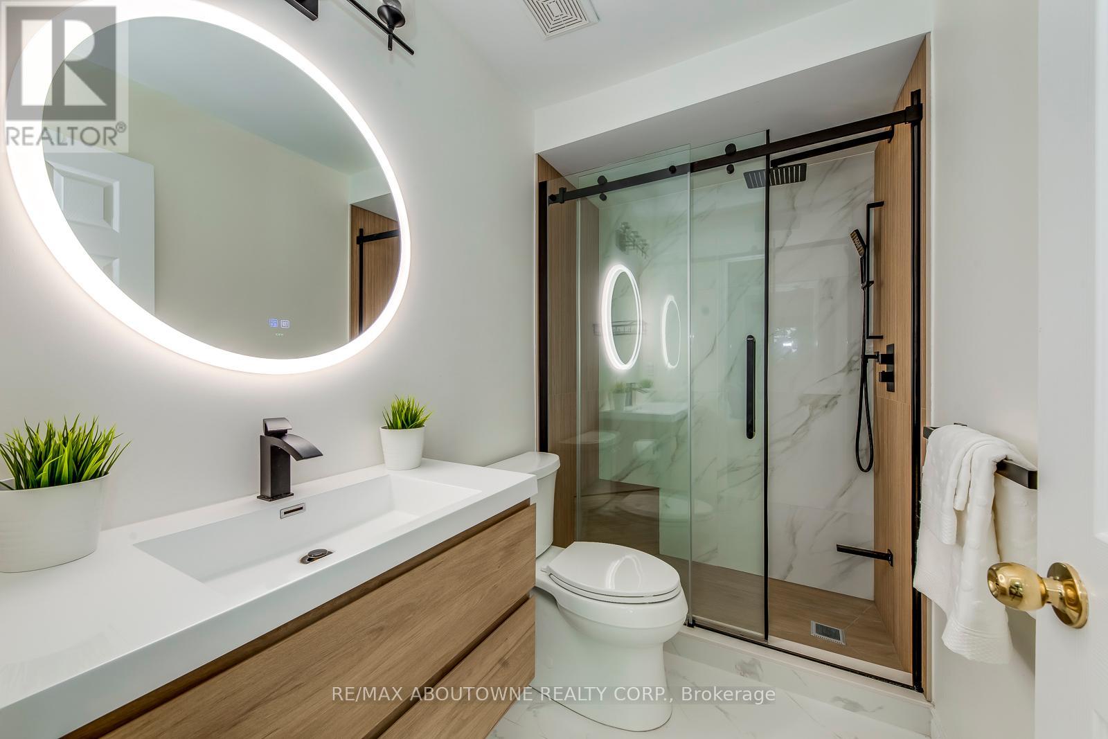 Photo 42 of 58 5090 Fairview Street, Burlington ON