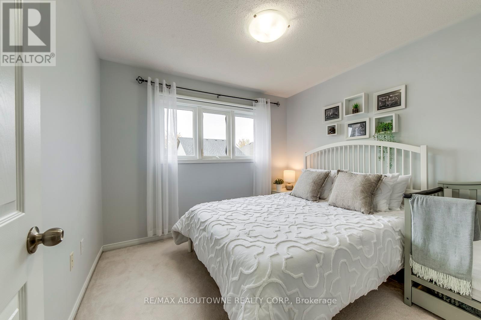 Photo 19 of 58 5090 Fairview Street, Burlington ON