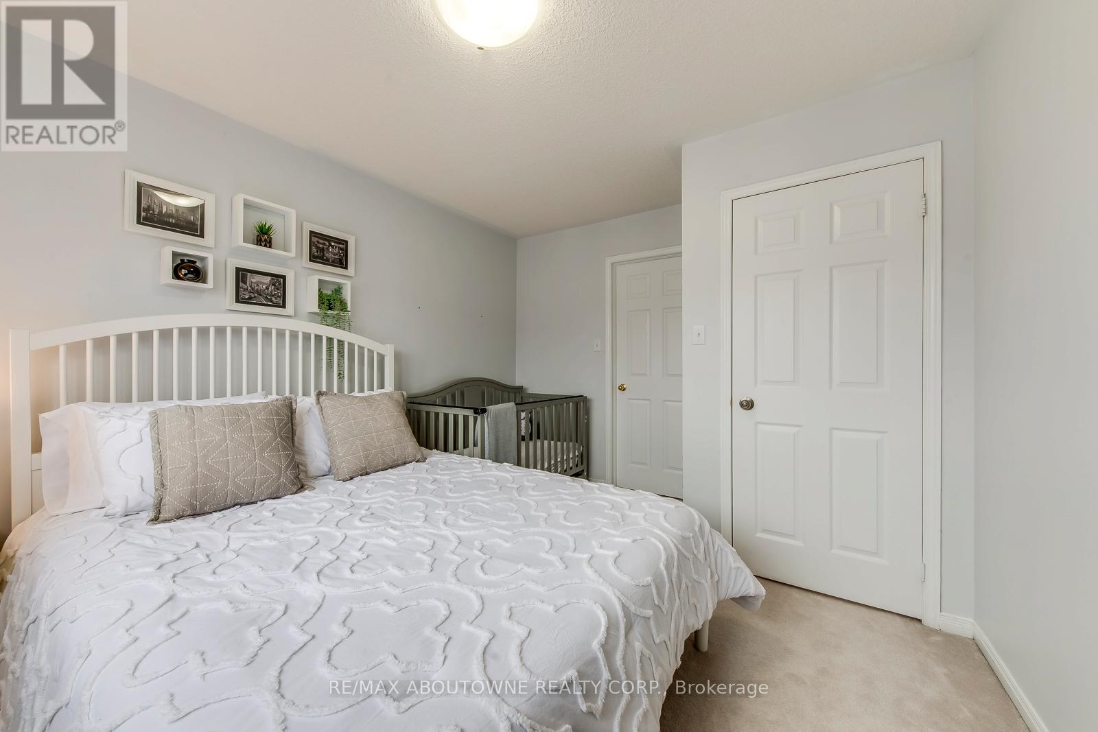 Photo 26 of 58 5090 Fairview Street, Burlington ON