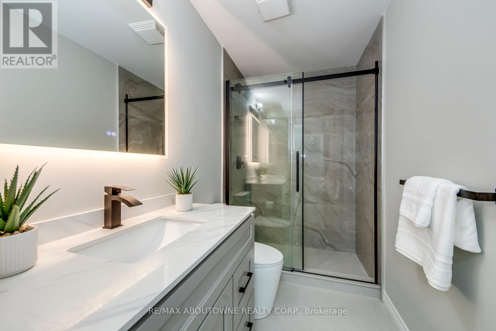 Photo 31 of 58 5090 Fairview Street, Burlington ON