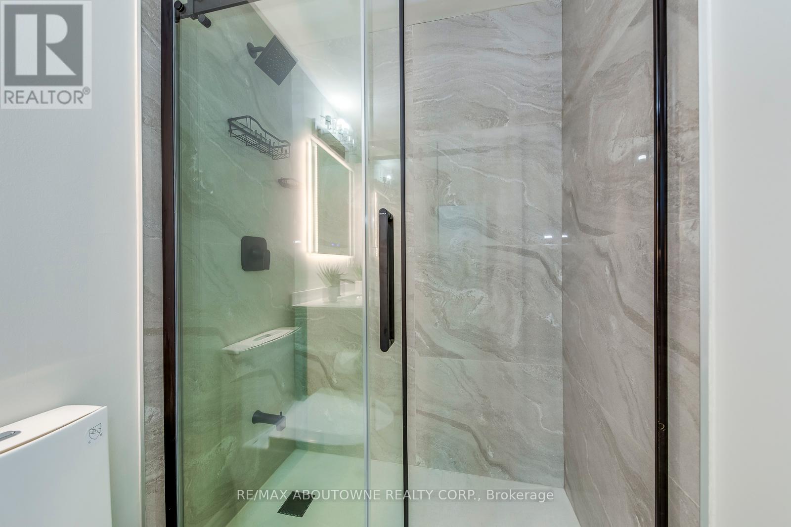 Photo 33 of 58 5090 Fairview Street, Burlington ON