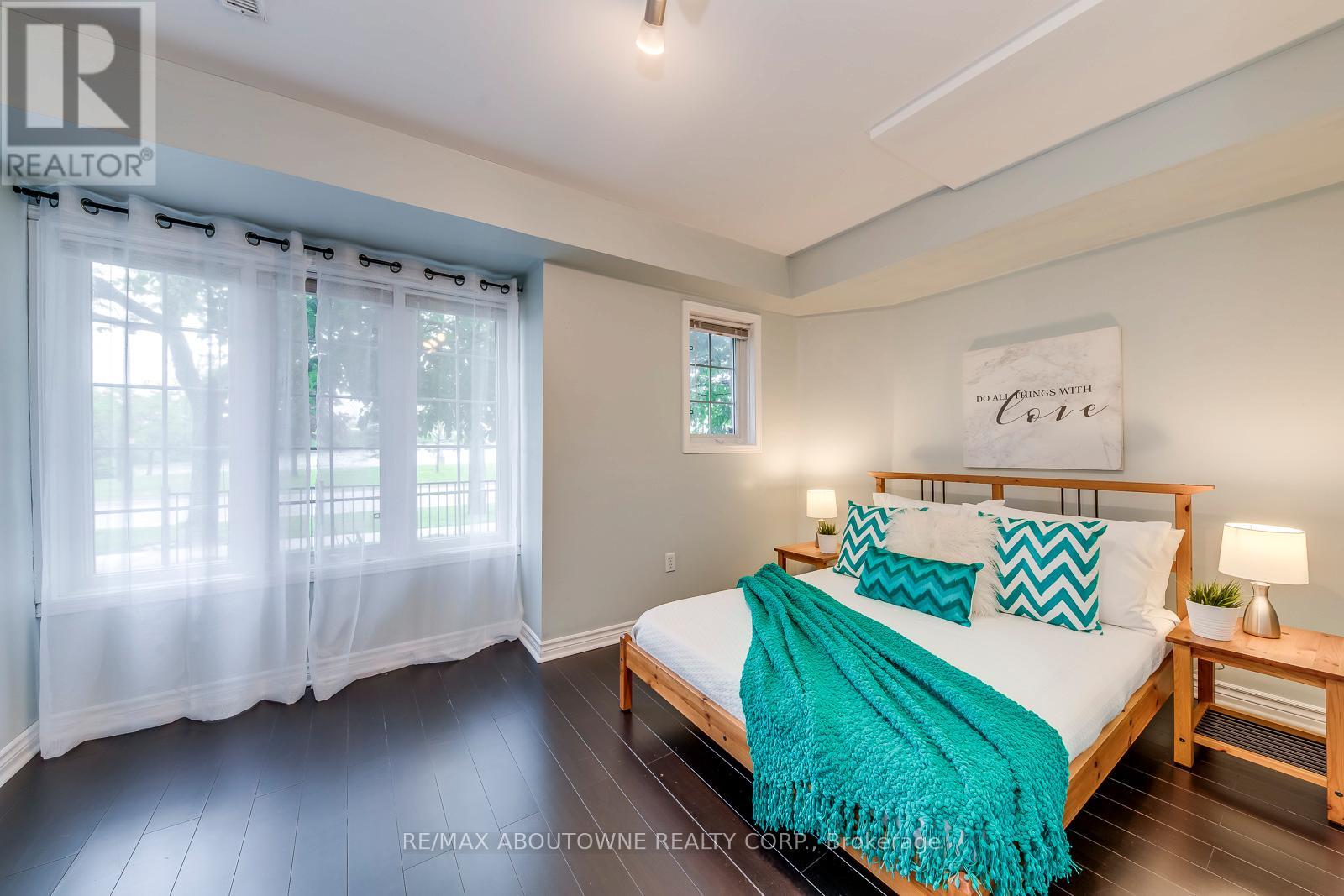Photo 34 of 58 5090 Fairview Street, Burlington ON