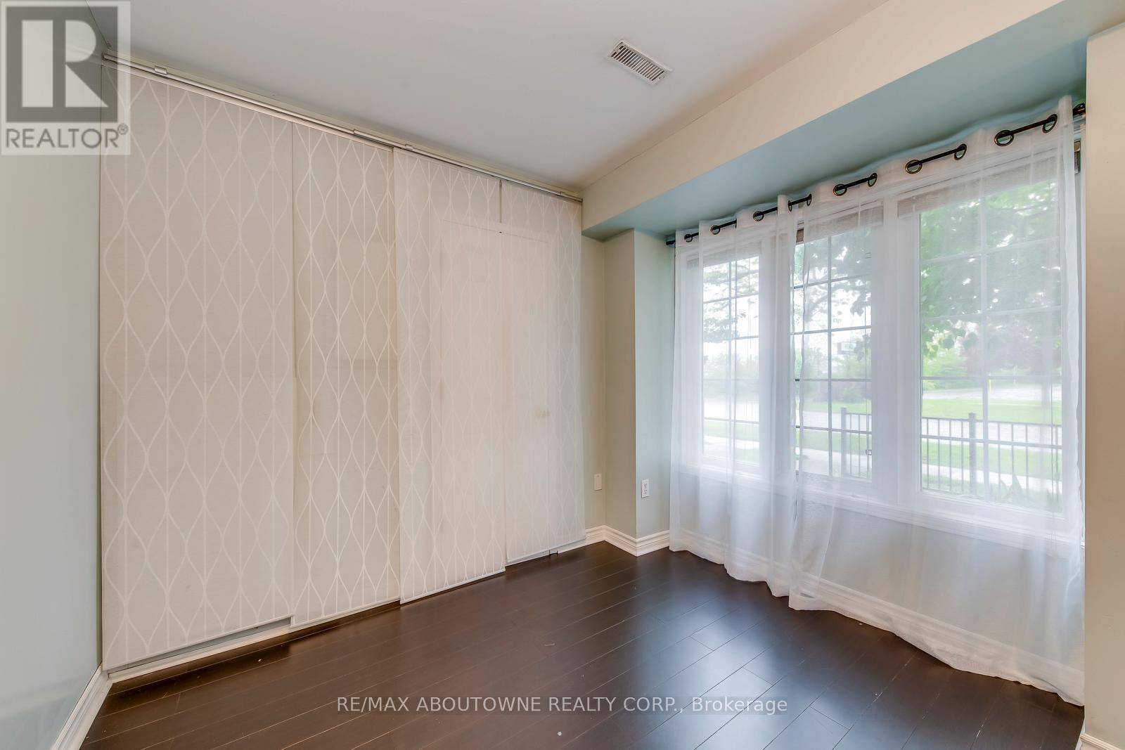 Photo 39 of 58 5090 Fairview Street, Burlington ON