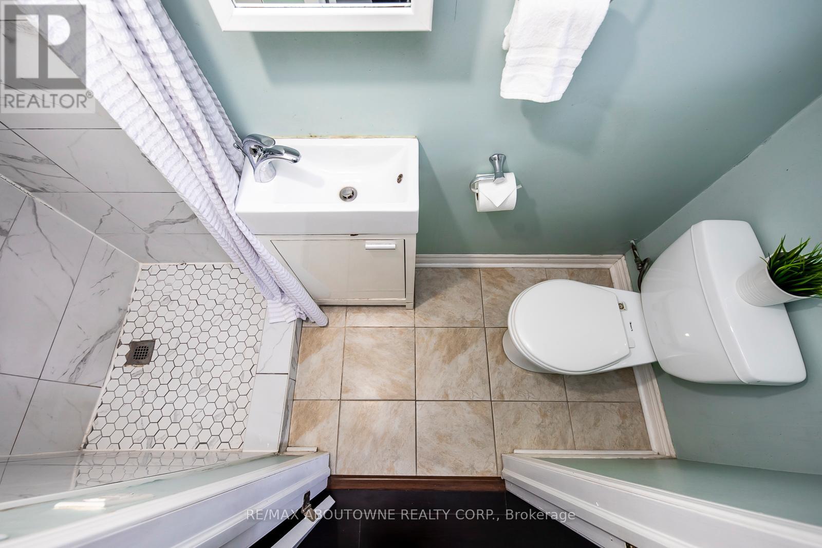 Photo 18 of 58 5090 Fairview Street, Burlington ON