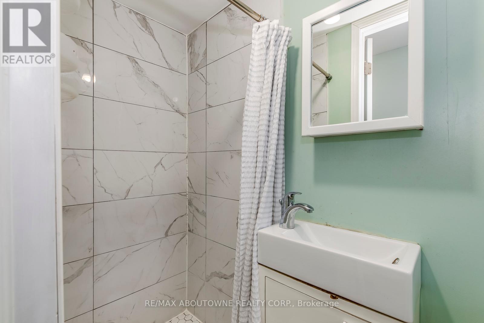 Photo 5 of 58 5090 Fairview Street, Burlington ON