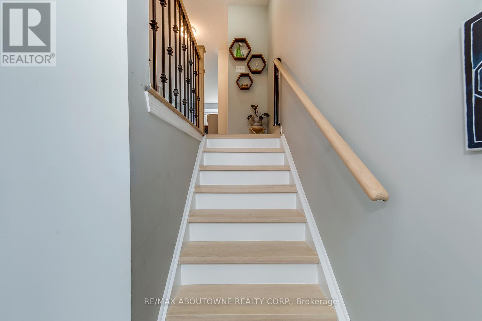 Photo 7 of 58 5090 Fairview Street, Burlington ON