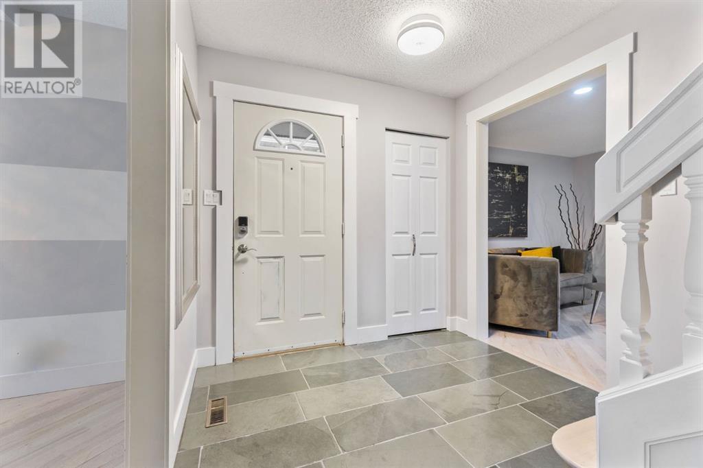 Single Family House for Sale in  Deercroft Way SE Deer Run Calgary 