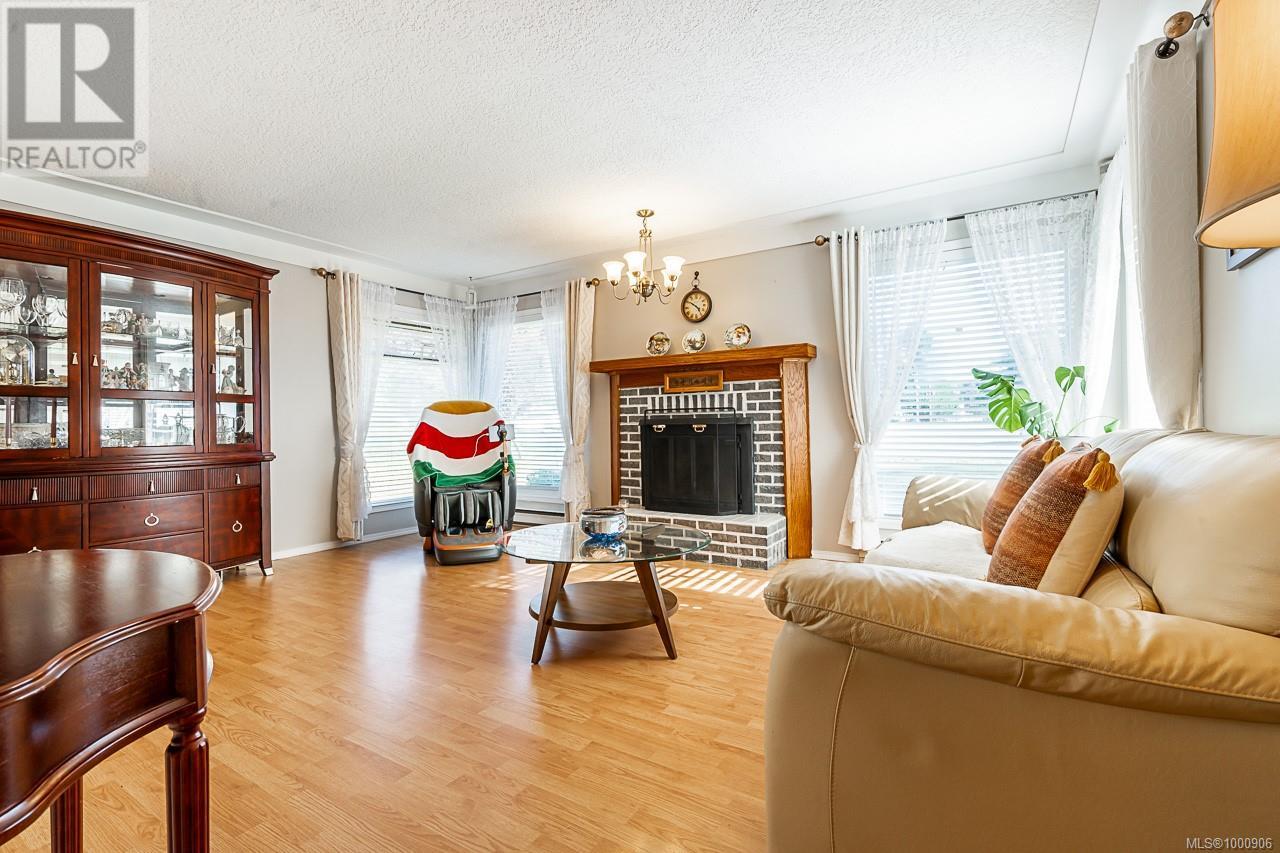 1382 McKenzie Ave, Saanich
