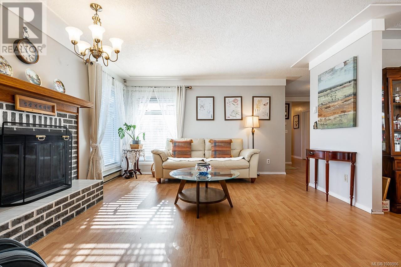 1382 McKenzie Ave, Saanich