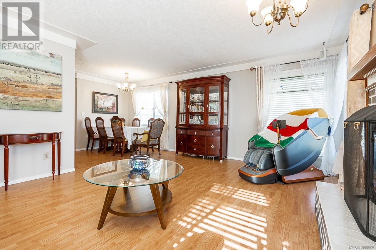 1382 McKenzie Ave, Saanich