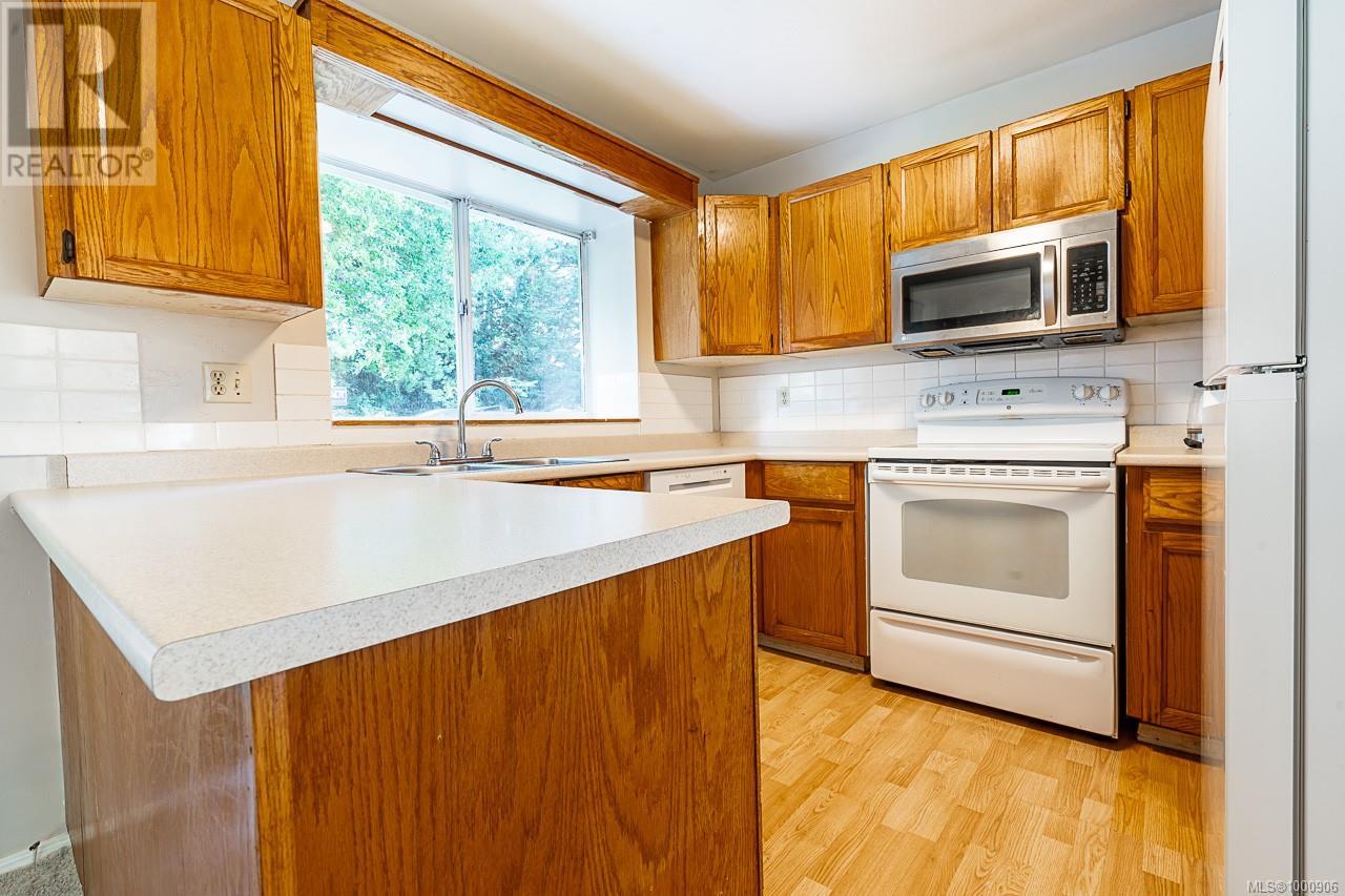 1382 McKenzie Ave, Saanich