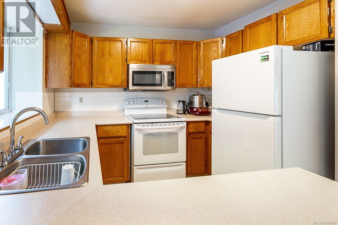 1382 McKenzie Ave, Saanich